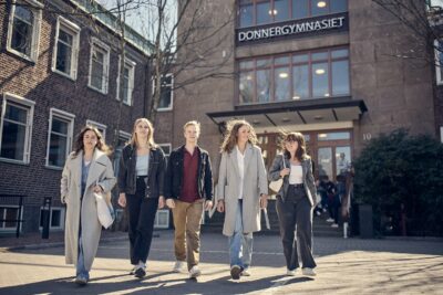 Elever på Donnergymnasiet går ut från skolan