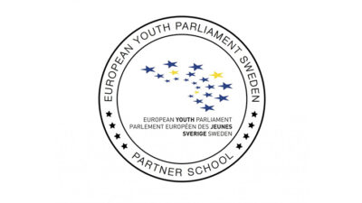 Logotyp för European Youth Parliament Sweden Partner School med stjärnor i EU-flaggan
