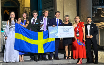 UF-eleverna från Gralg UF står med svenska flaggan och sitt pris i Sicilien.