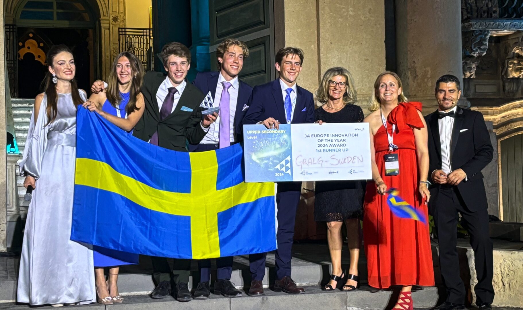 UF-eleverna från Gralg UF står med svenska flaggan och sitt pris i Sicilien.