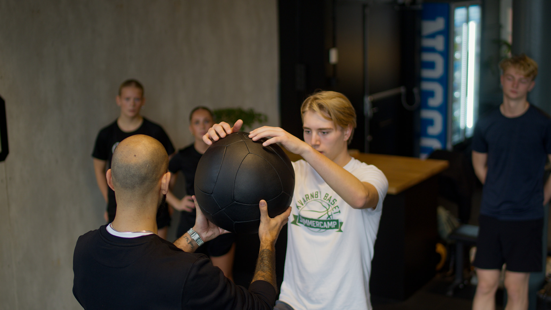 Basketelev tränar med personlig tränare på Donner.