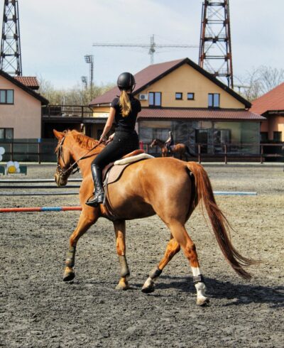 Elev som rider på en häst.