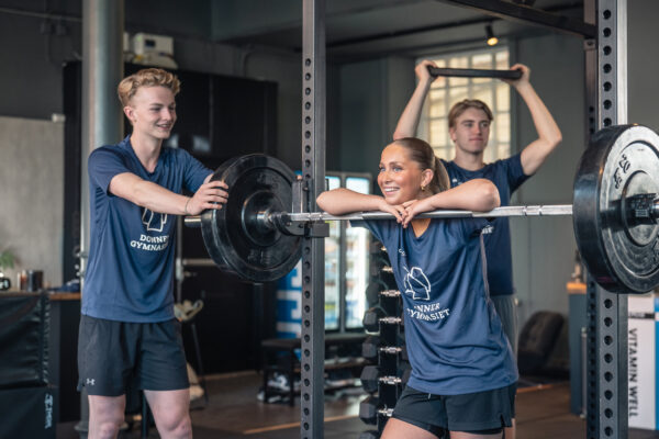 Elever tränar i gymmet tillsammans.