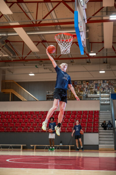 Basketspelare dunkar i korgen.